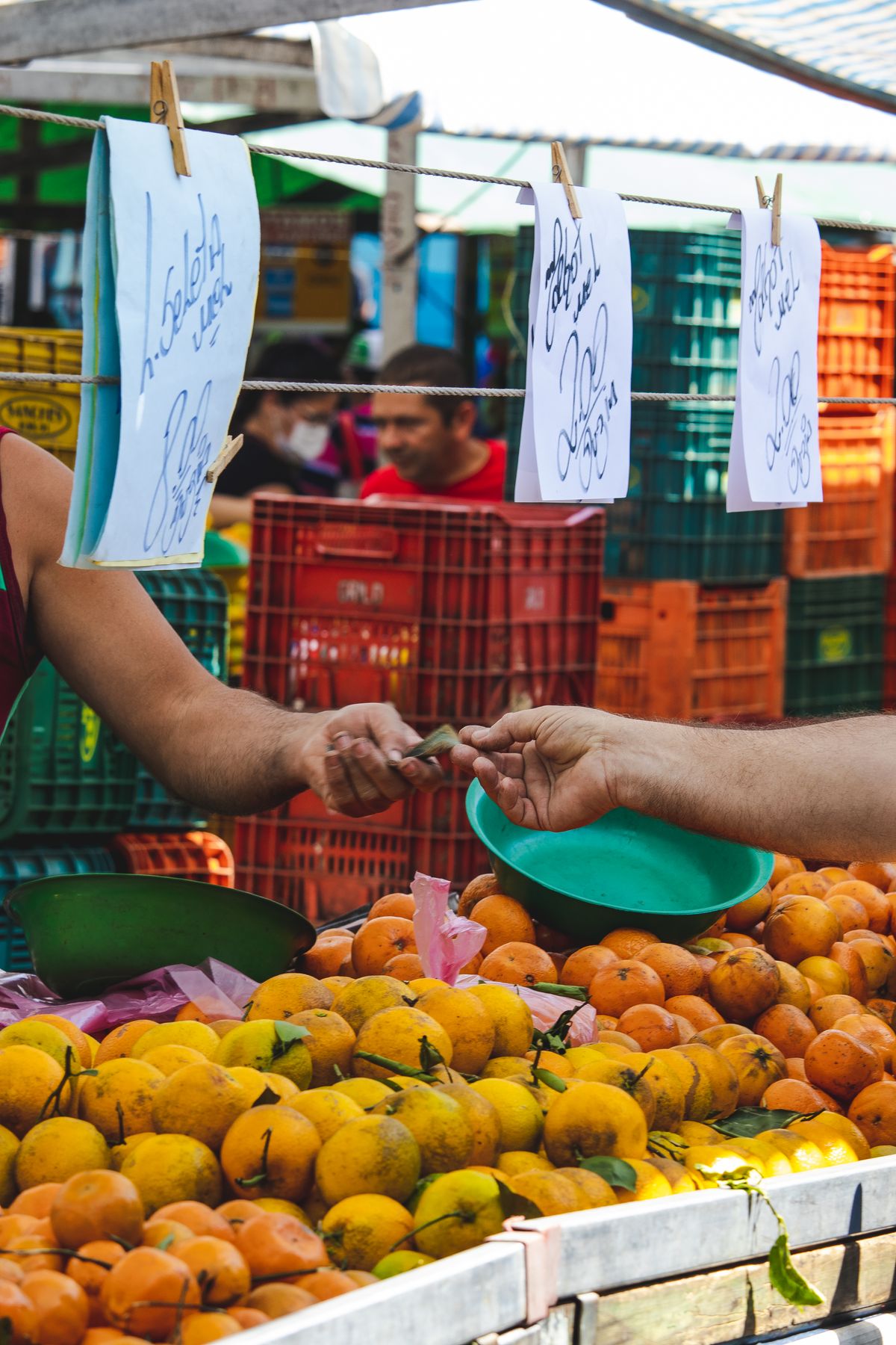 Feira livre em São Paulo: troca de frutas por dinheiro — símbolo do poder de compra do salário mínimo frente à cesta básica